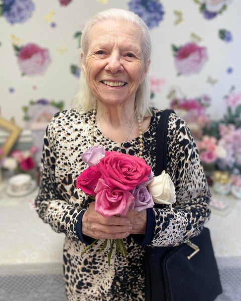 Las_Villas_del_Norte_Resident_with_flower-1